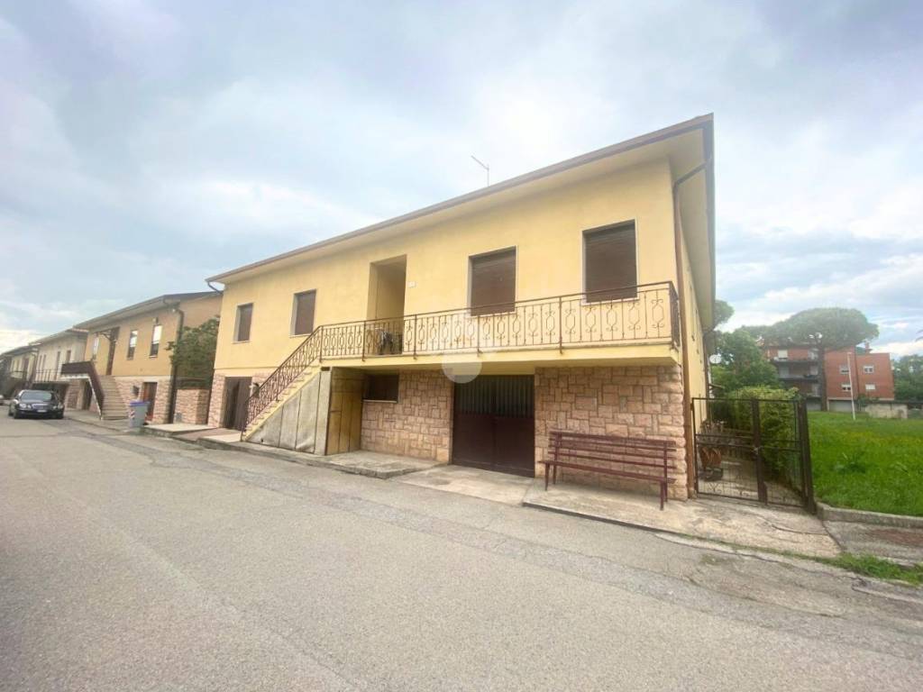 casa indipendente in vendita a Bastia Umbra