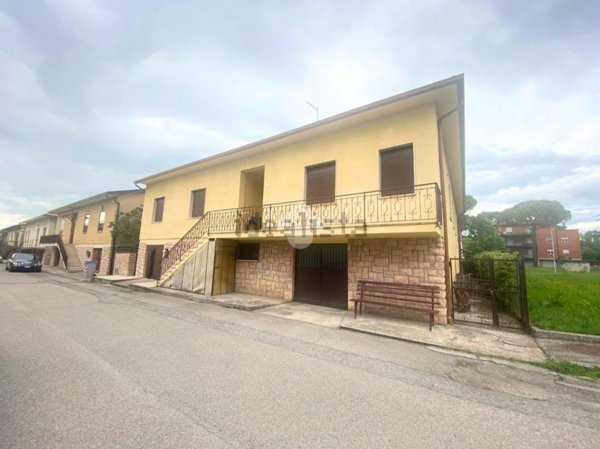 casa indipendente in vendita a Bastia Umbra