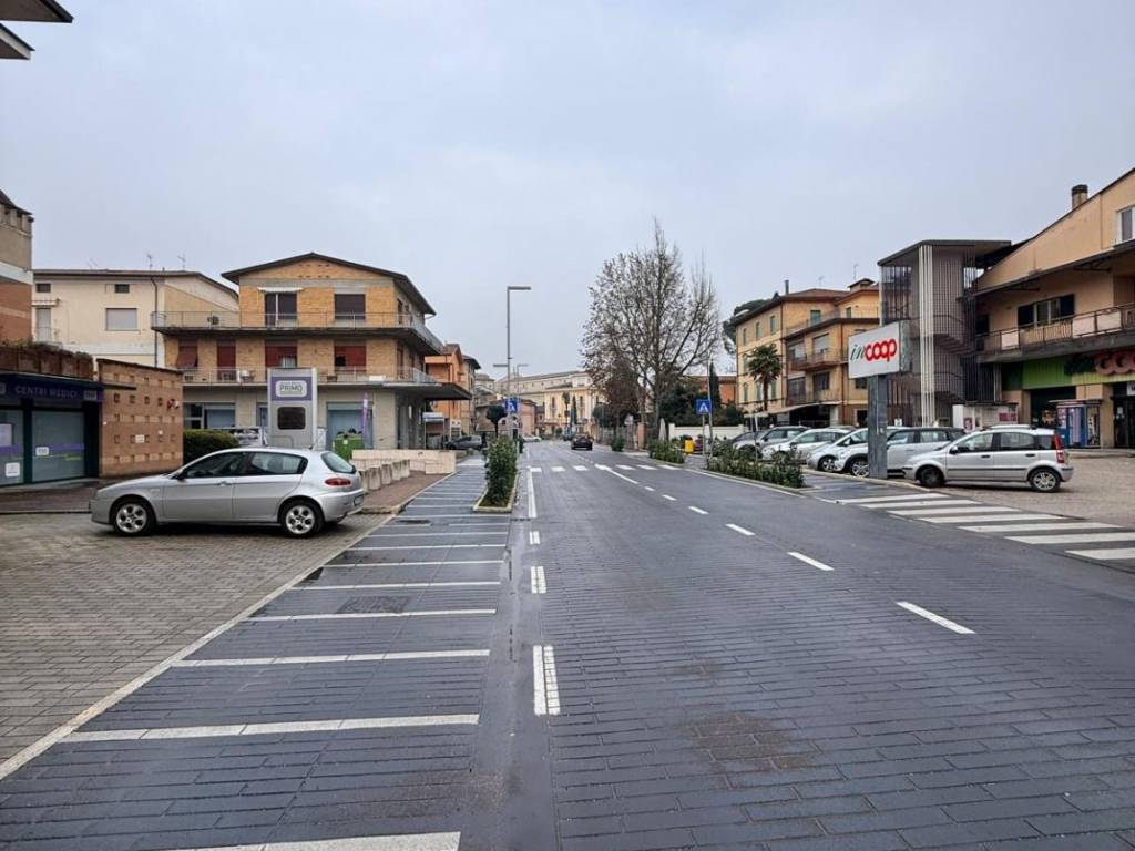 negozio in vendita a Bastia Umbra