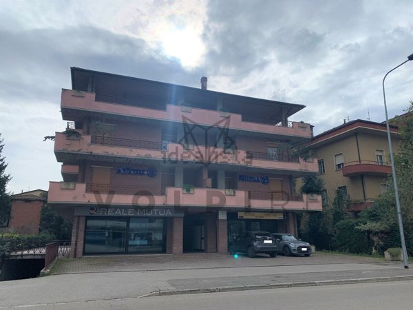 locale commerciale in vendita a Bastia Umbra
