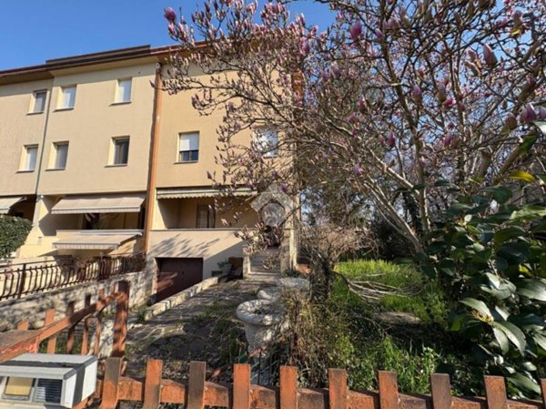 casa indipendente in vendita a Bastia Umbra