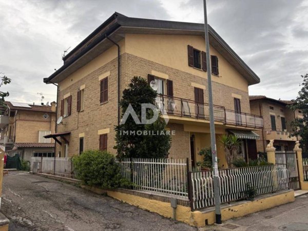 casa indipendente in vendita a Bastia Umbra