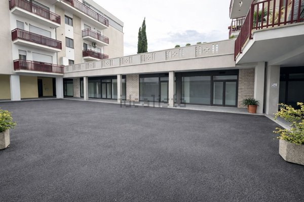 locale commerciale in vendita a Bastia Umbra