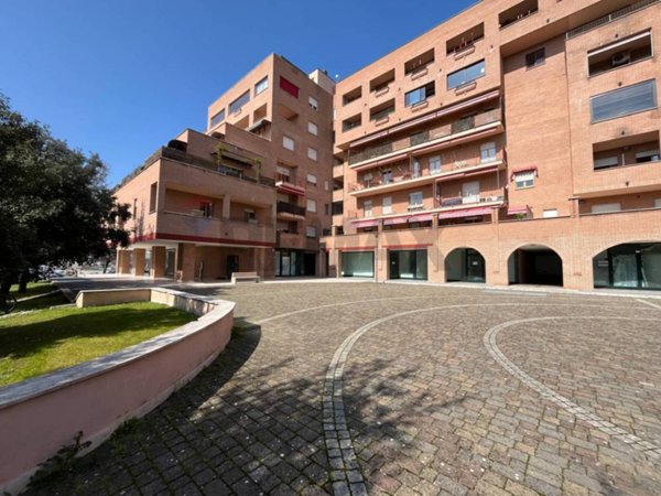 locale commerciale in vendita a Bastia Umbra