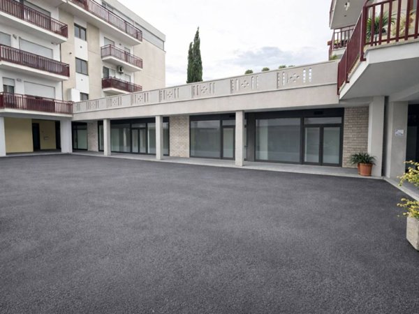 negozio in vendita a Bastia Umbra in zona Bastiola