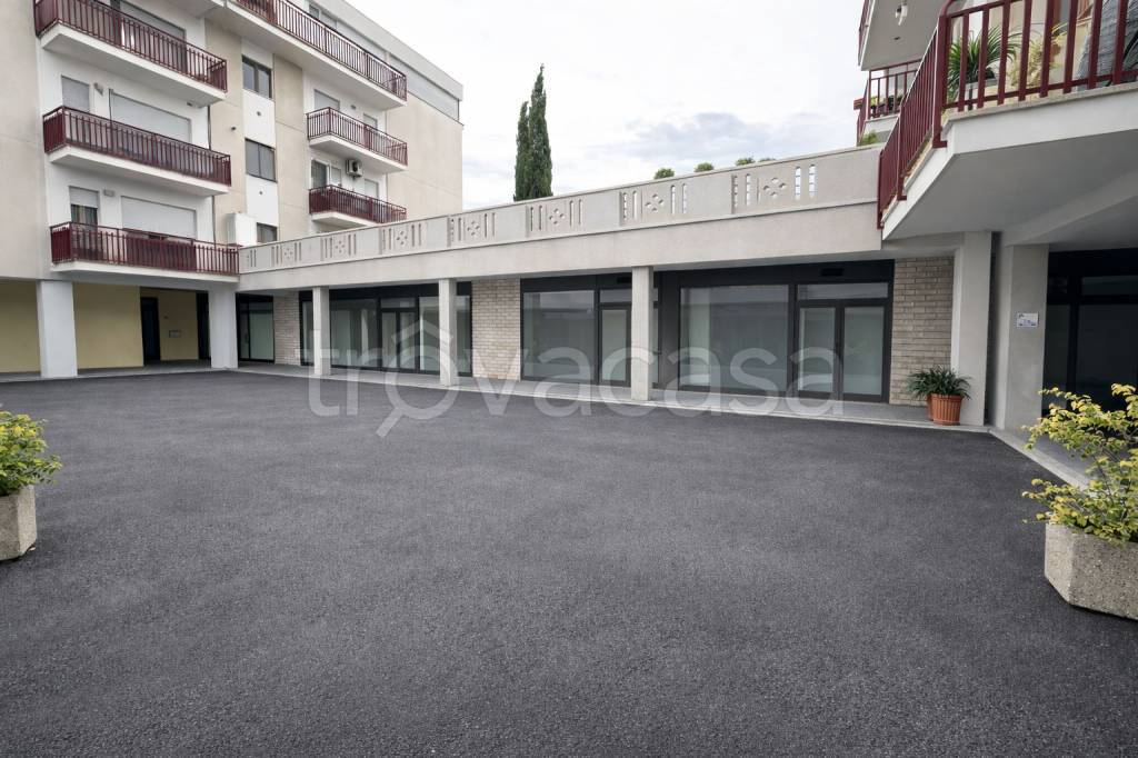 negozio in vendita a Bastia Umbra in zona Bastiola