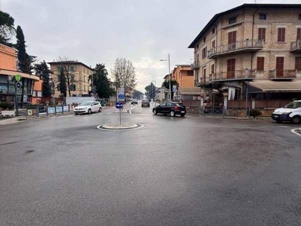 locale commerciale in vendita a Bastia Umbra