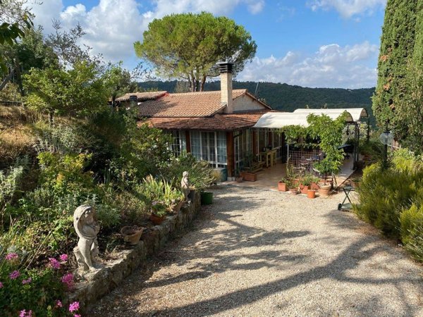 casa indipendente in vendita a Bettona in zona Colle