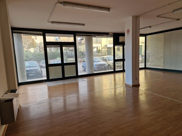 locale commerciale in vendita a Bettona in zona Passaggio