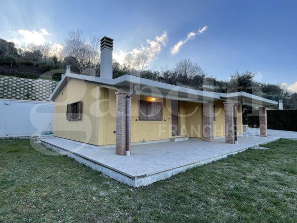 casa indipendente in vendita a Bettona