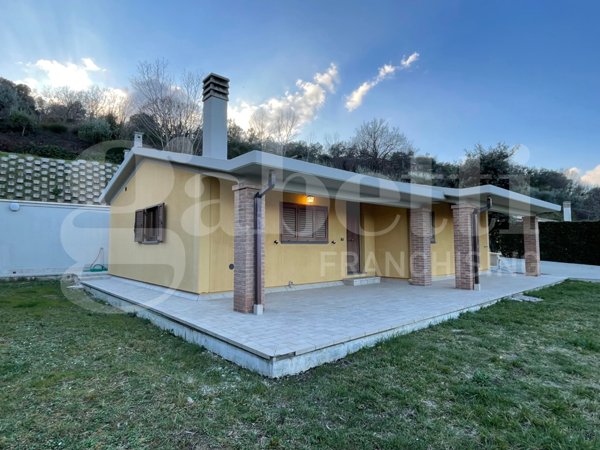 casa indipendente in vendita a Bettona