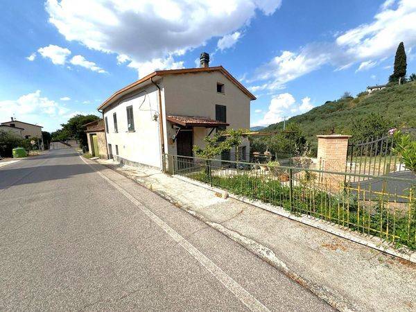 casa indipendente in vendita a Bettona in zona Colle