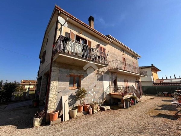 casa indipendente in vendita a Bettona in zona Passaggio
