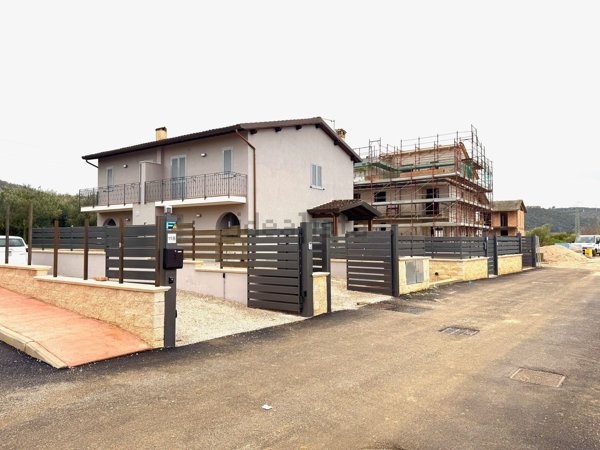 casa indipendente in vendita a Bettona in zona Colle