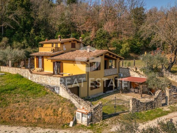 casa indipendente in vendita a Bettona