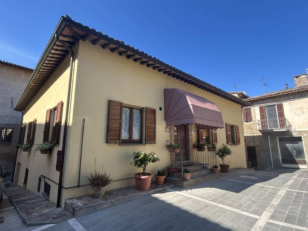 casa indipendente in vendita a Bettona