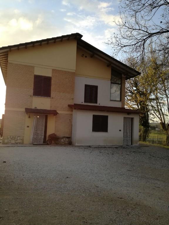 casa indipendente in vendita a Bettona