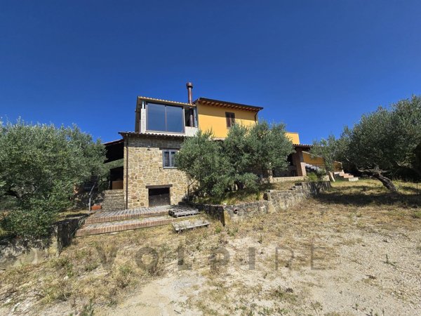 casa indipendente in vendita a Bettona in zona Colle
