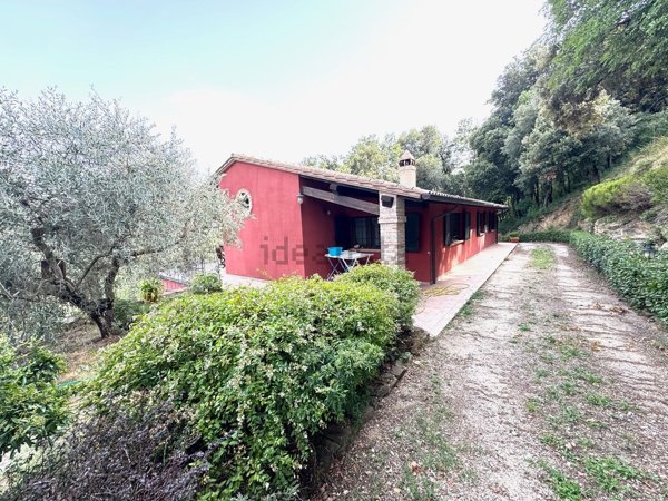 casa indipendente in vendita a Bettona in zona Colle