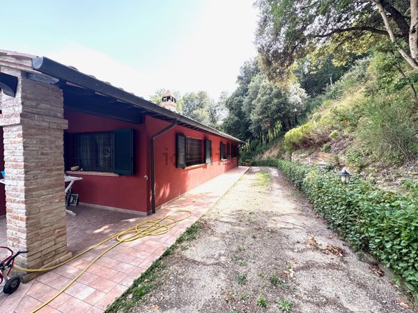 casa indipendente in vendita a Bettona in zona Colle