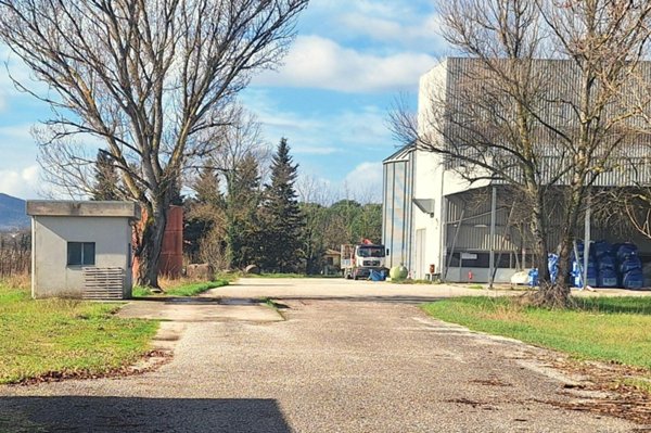 locale commerciale in vendita a Bettona in zona Passaggio