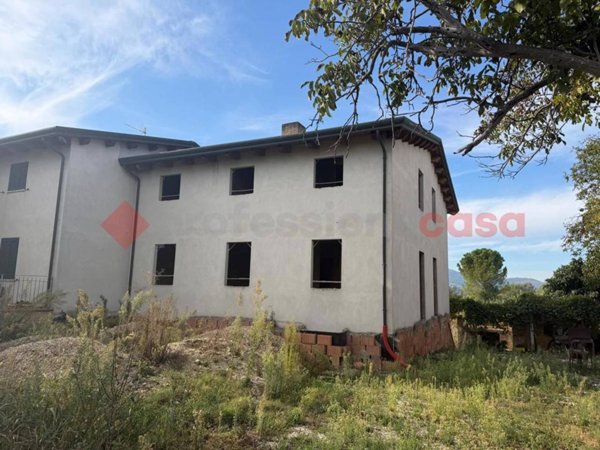 casa indipendente in vendita a Bettona in zona Colle