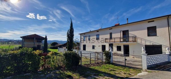 casa indipendente in vendita a Bevagna