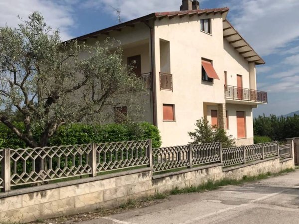 casa indipendente in vendita a Bevagna