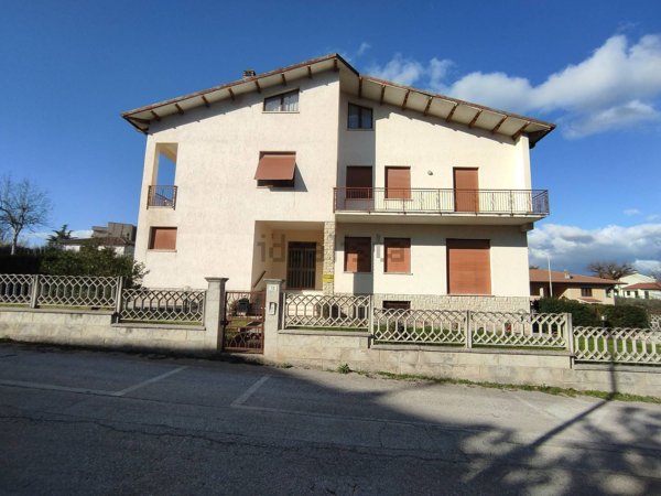 casa indipendente in vendita a Bevagna