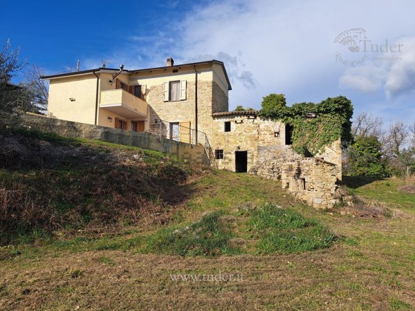 casa indipendente in vendita a Bevagna