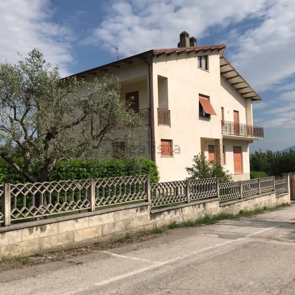 casa indipendente in vendita a Bevagna