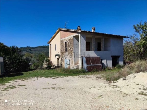 casa indipendente in vendita a Bevagna