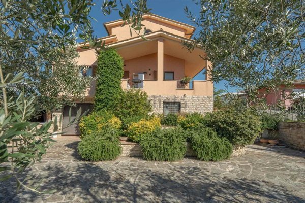 casa indipendente in vendita a Bevagna