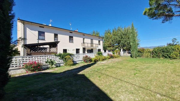 casa indipendente in vendita a Bevagna