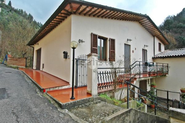 casa indipendente in vendita a Bevagna