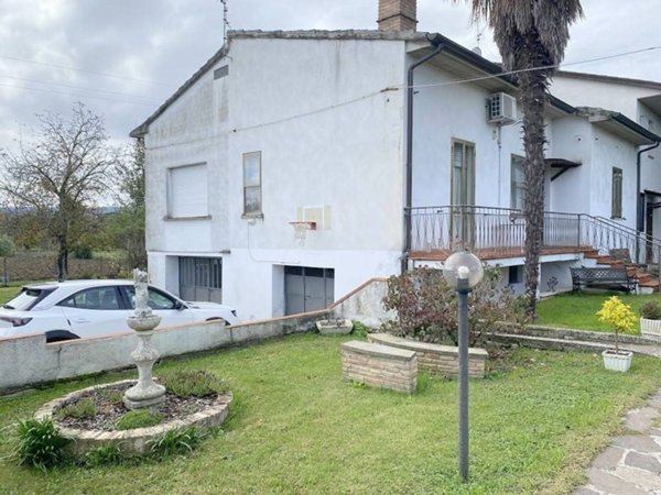 casa indipendente in vendita a Bevagna