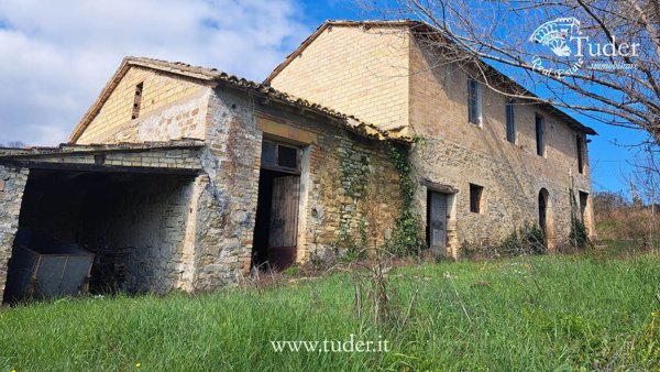 casa indipendente in vendita a Bevagna