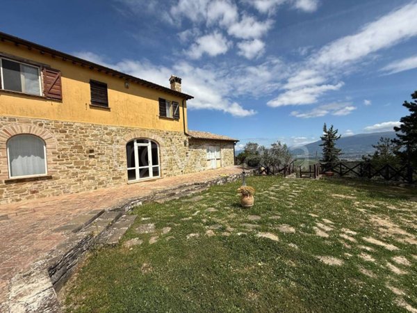 casa indipendente in vendita a Bevagna in zona Castelbuono