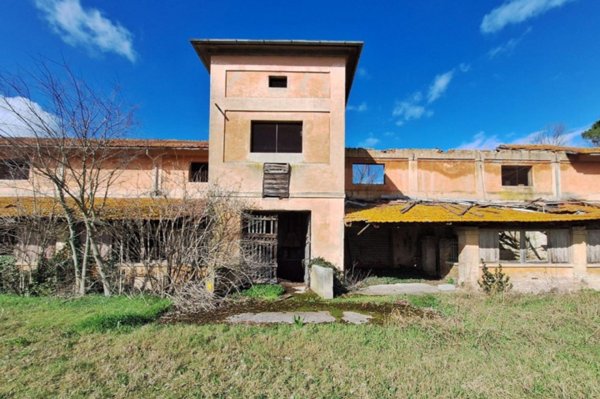 locale di sgombero in vendita a Bevagna