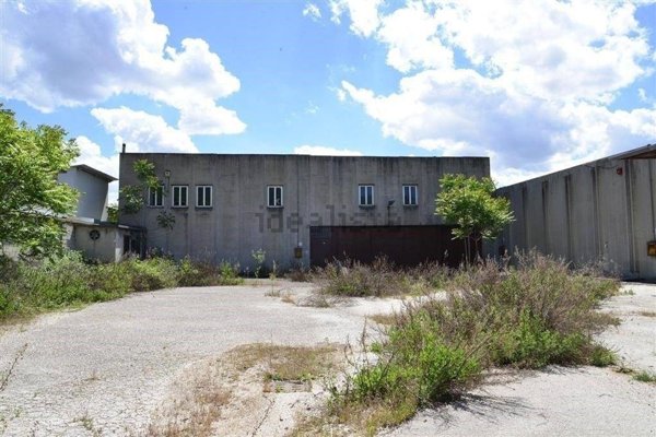 capannone in vendita a Campello sul Clitunno