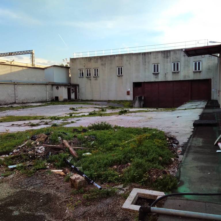 capannone in vendita a Campello sul Clitunno