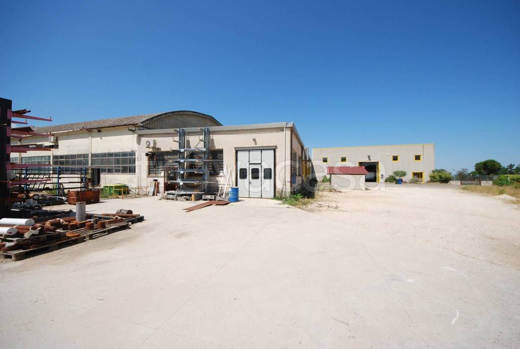 locale commerciale in vendita a Campello sul Clitunno