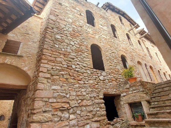casa indipendente in vendita a Campello sul Clitunno