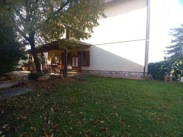 casa indipendente in vendita a Campello sul Clitunno