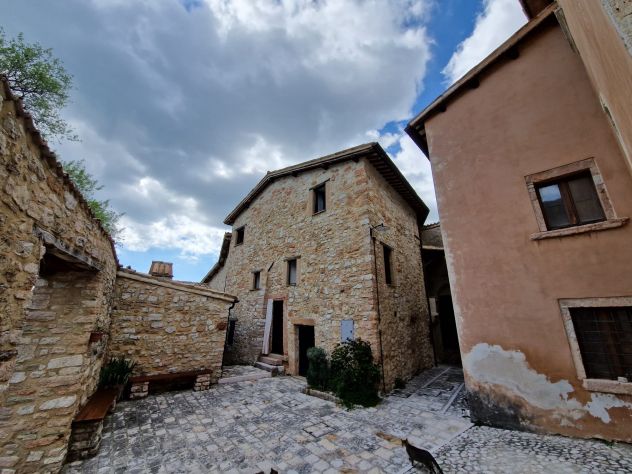 casa semindipendente in vendita a Campello sul Clitunno