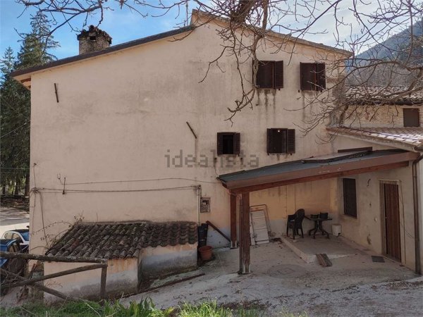 casa semindipendente in vendita a Campello sul Clitunno in zona Spina Nuova