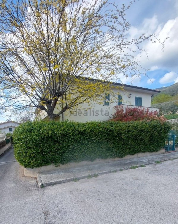 casa indipendente in vendita a Campello sul Clitunno