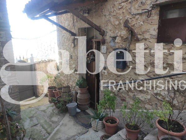 casa indipendente in vendita a Campello sul Clitunno