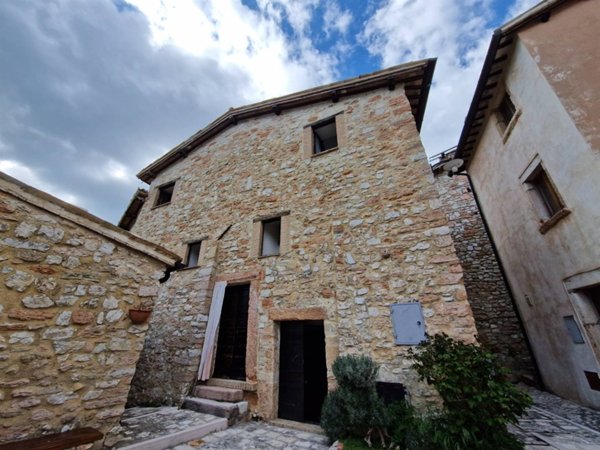 casa semindipendente in vendita a Campello sul Clitunno