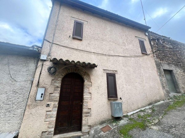 casa indipendente in vendita a Campello sul Clitunno in zona Spina Nuova